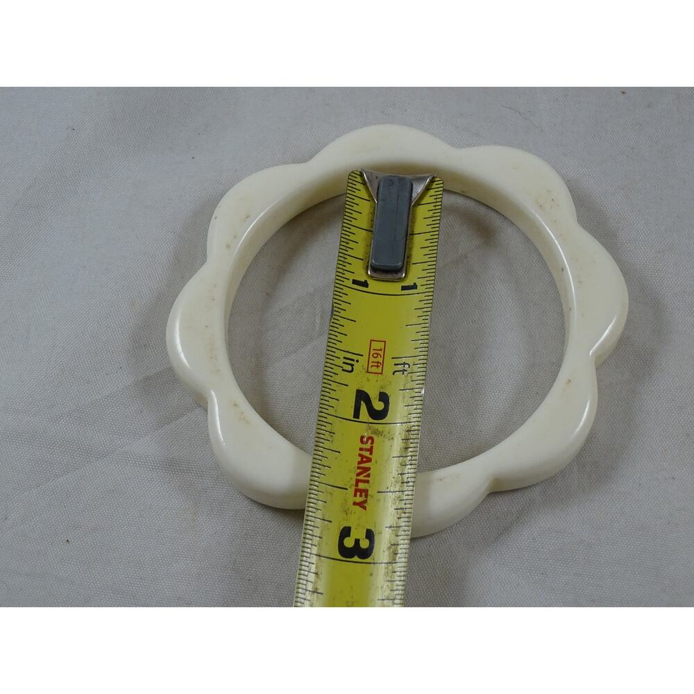 Vintage Set of 2 Bangle Bracelets Yellow Stripe & Scalloped Flower Shape White - Picture 5 of 6